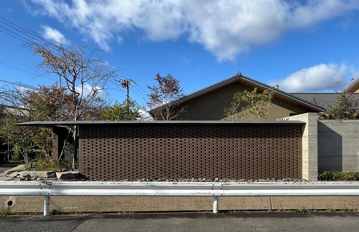 瓦と煉瓦の佇まい