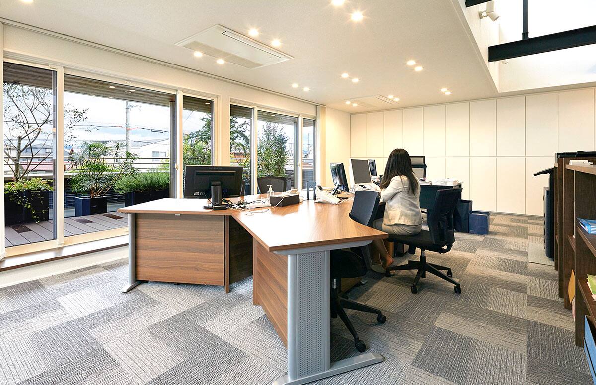 緑を感じる建物（テナントオフィス）スライド03