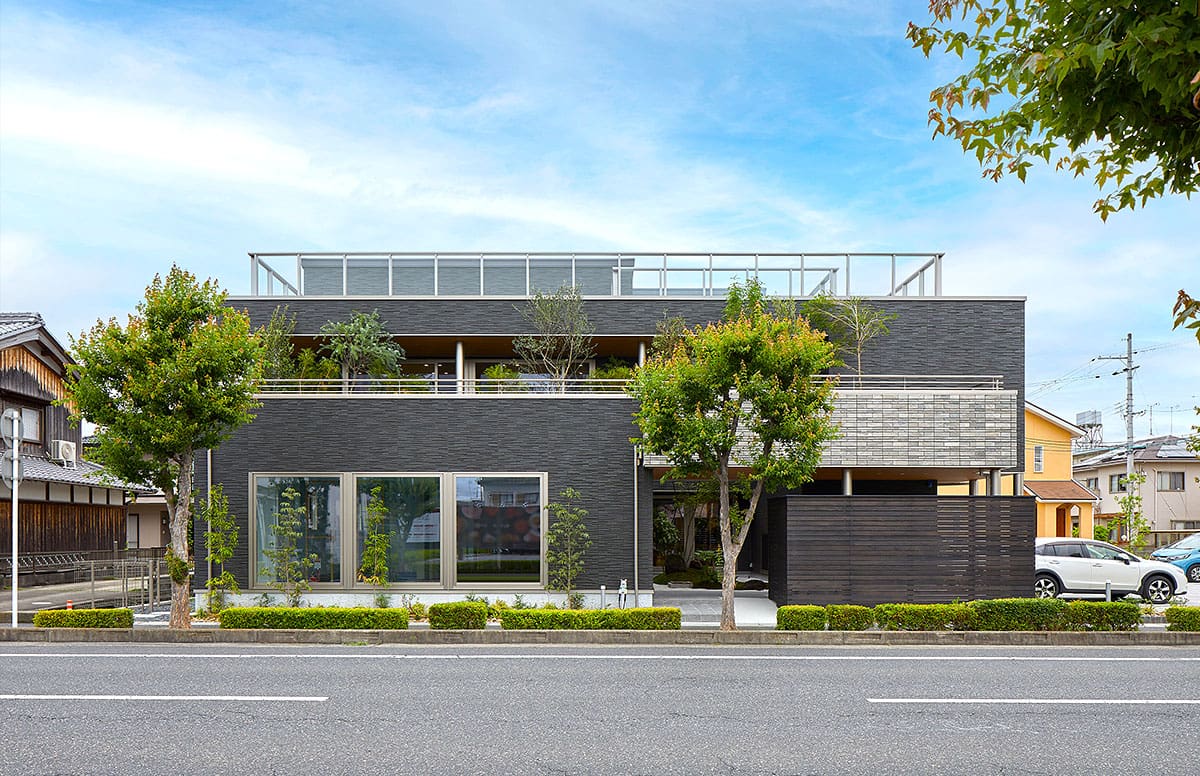 緑を感じる建物（テナントオフィス）