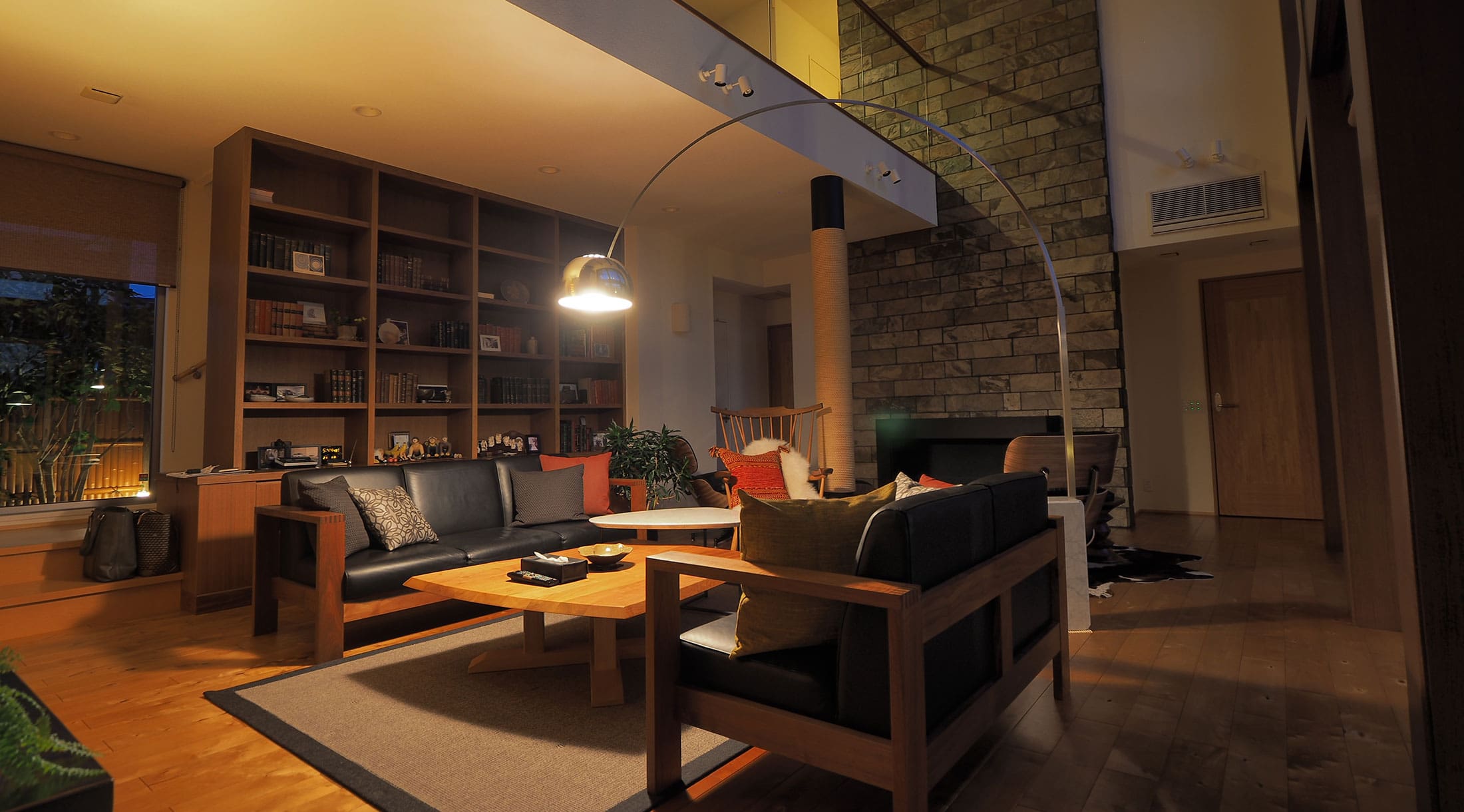 大きな吹抜けと深い軒のある家