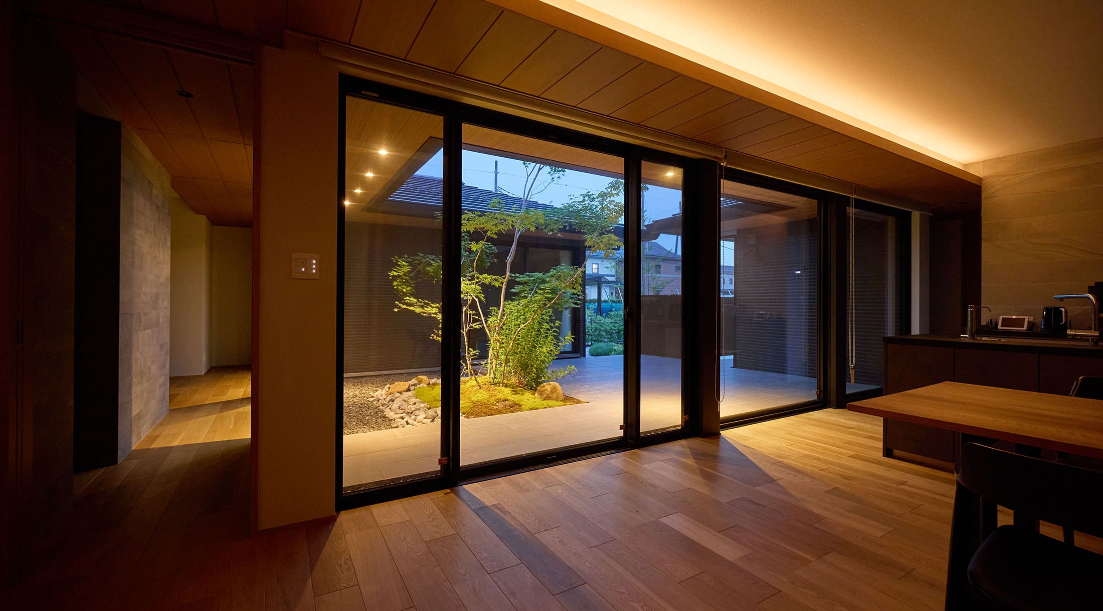 庭を囲む ～視線の抜ける暮らし～