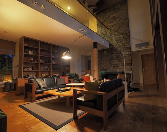 大きな吹抜けと深い軒のある家