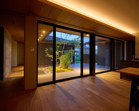 庭を囲む～視線の抜ける暮らし～