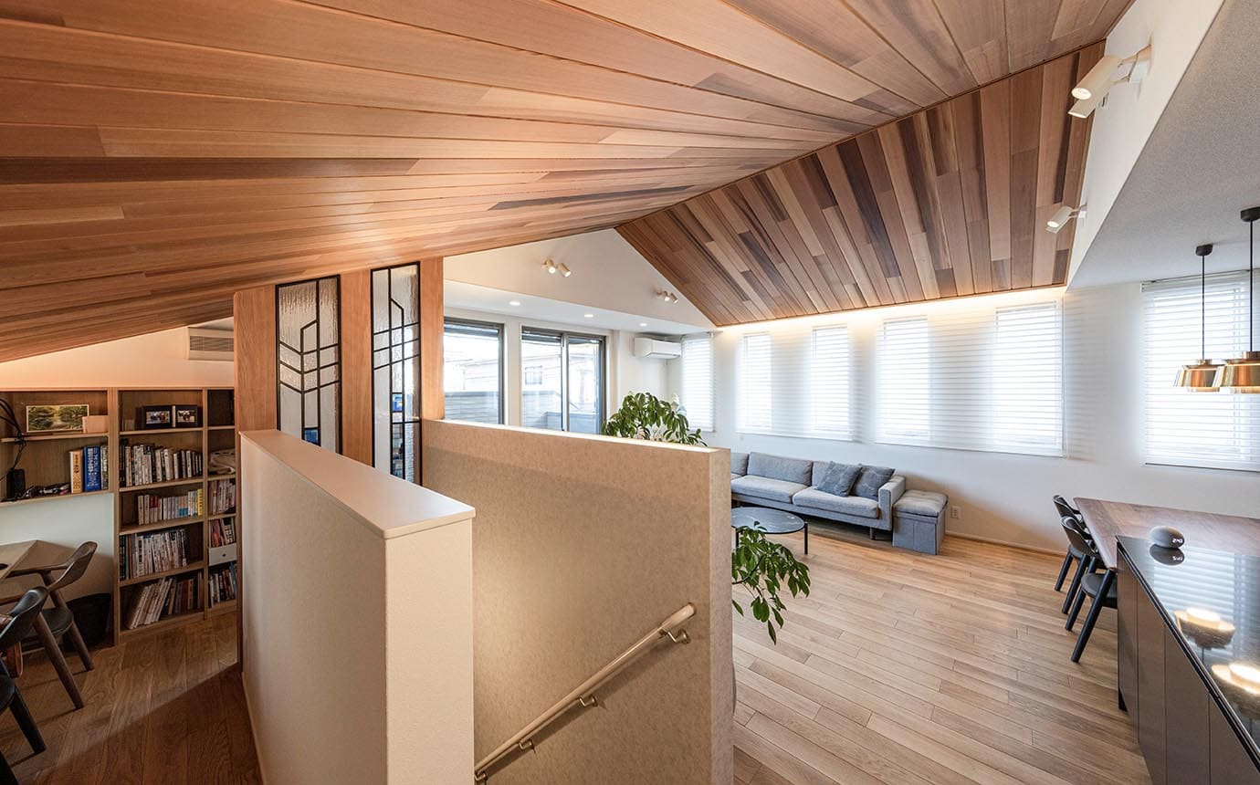 リビングと書斎を優しく包み込む勾配天井