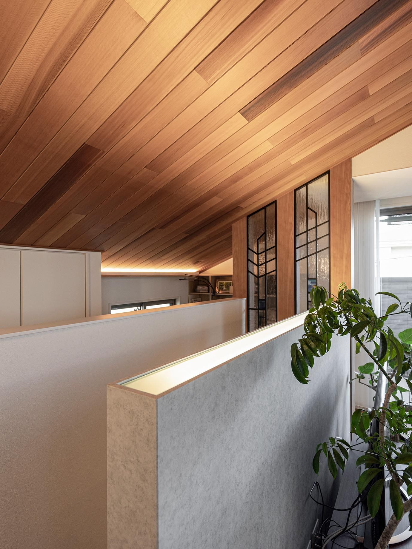 木天井を照らす間接照明