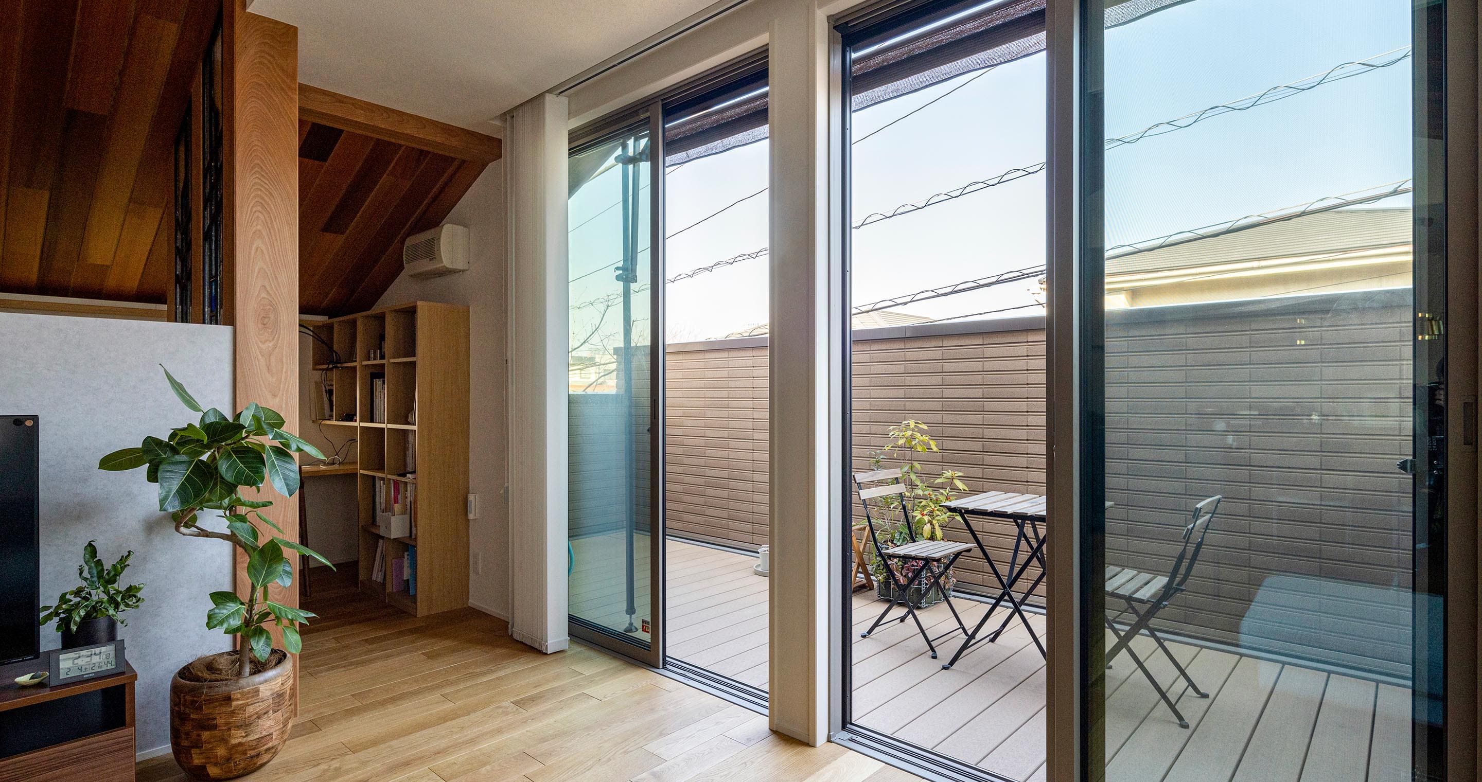 周囲から視線を遮るハイウォールバルコニー