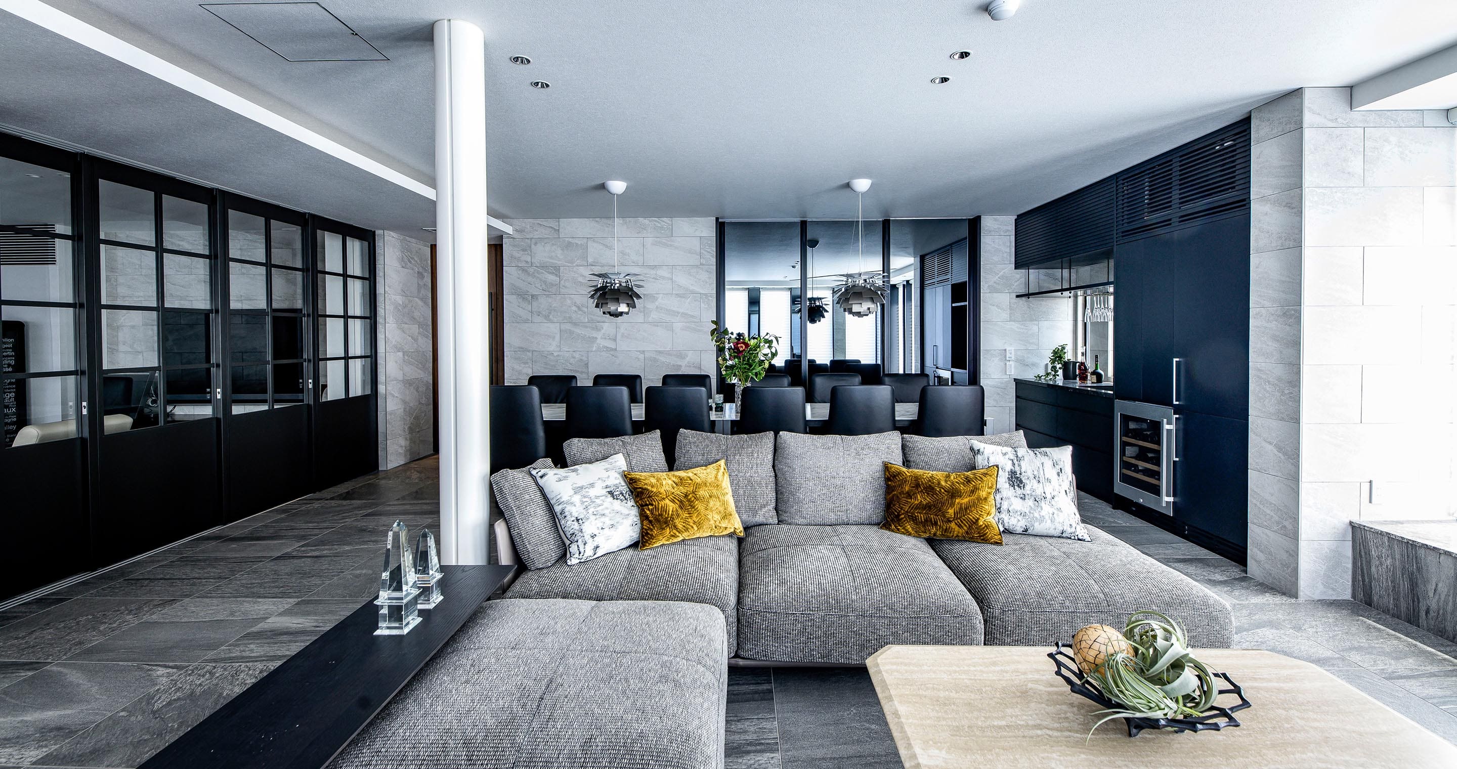 両世帯のリビングを繋ぐラグジュアリーラウンジ