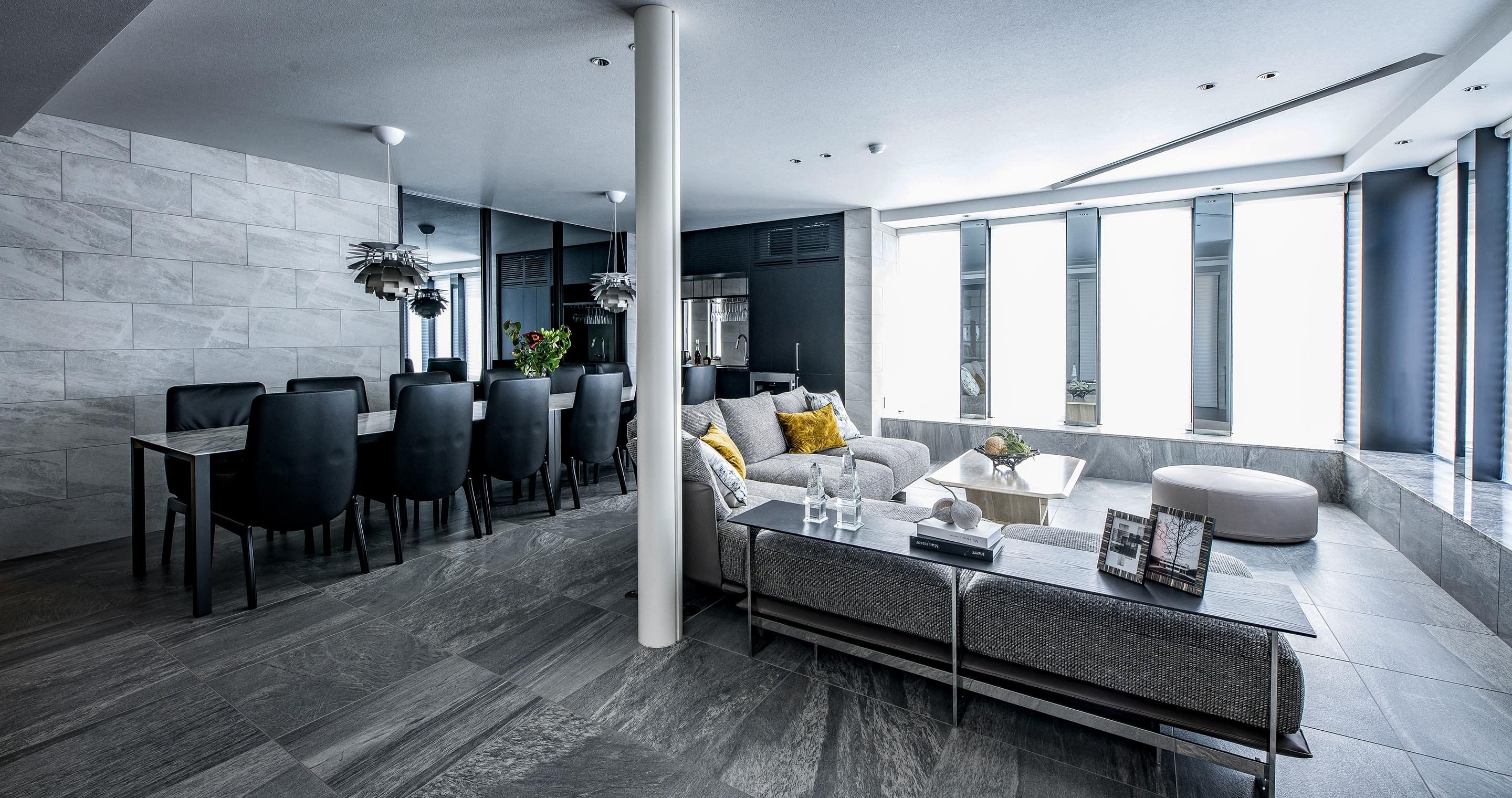 ラウンジと親世帯リビングのつながりを遮蔽する天井高ミラー建具