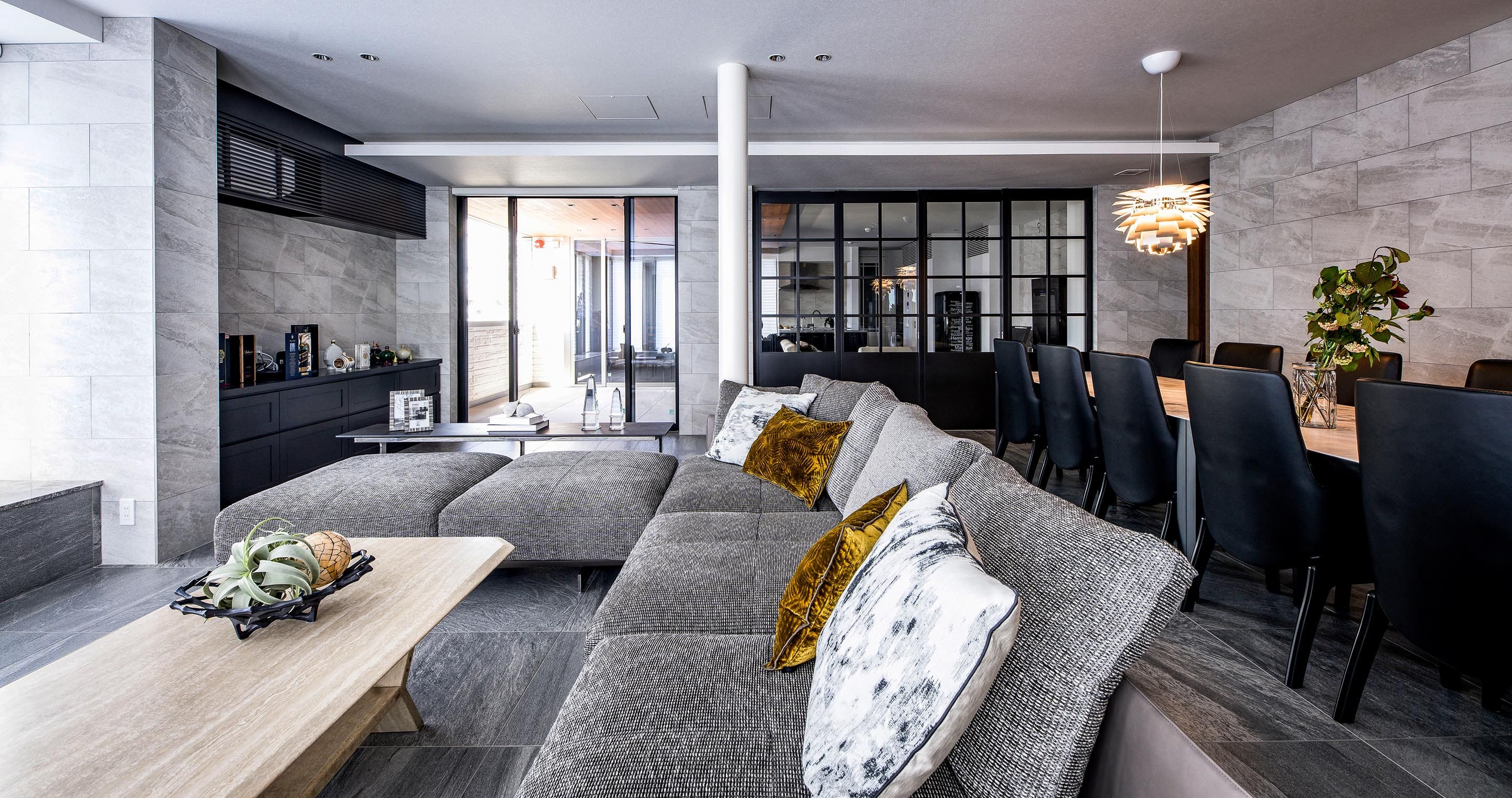 ラウンジと子世帯リビングの連続性を強調する天井高ガラス建具