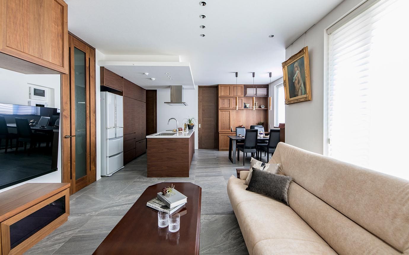 ミラー建具の先にある親世帯リビング