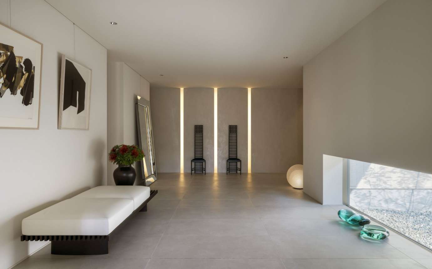 ホワイエを彷彿とさせるエントランススペース