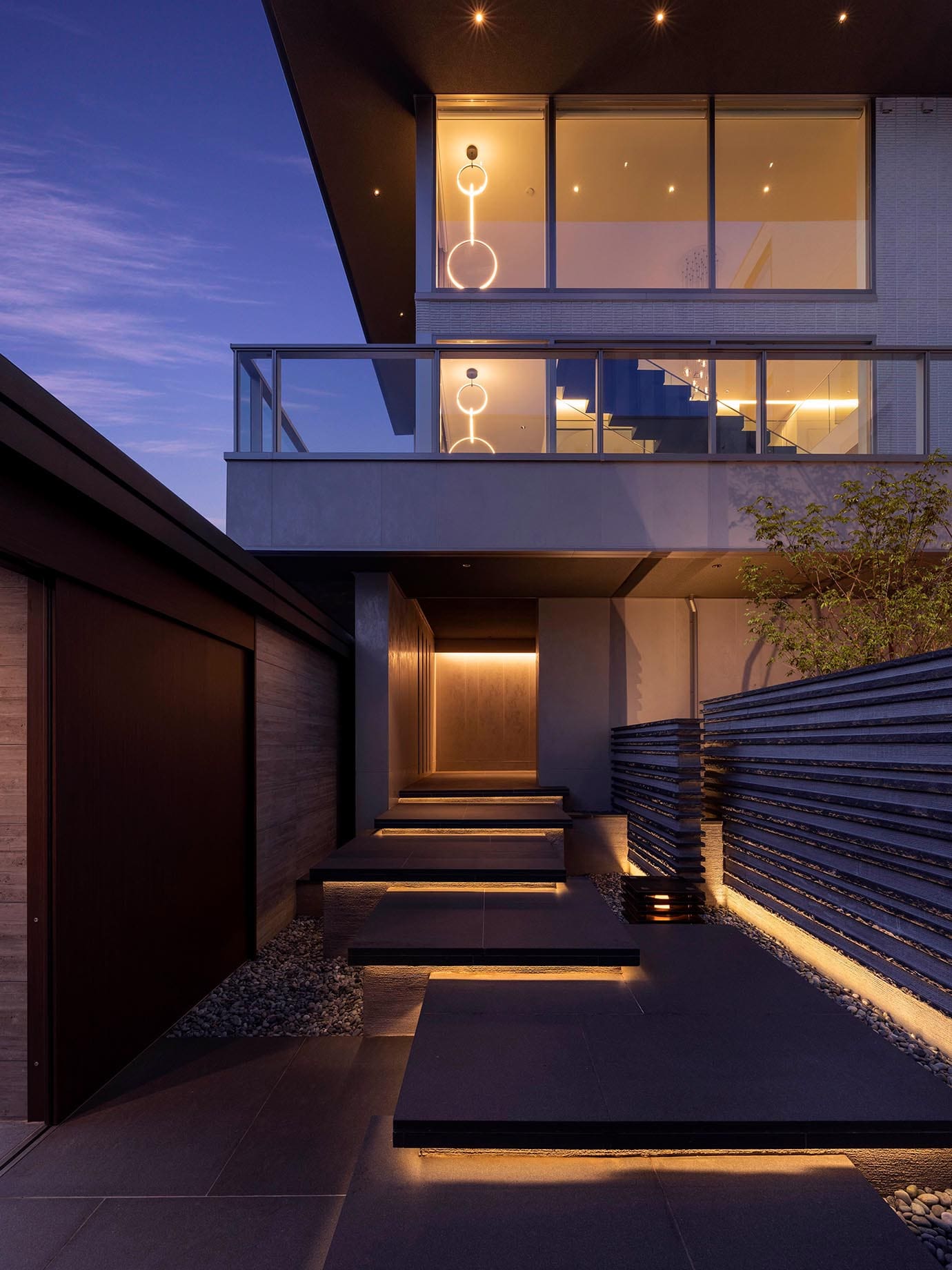 夕景が印象的なアプローチ