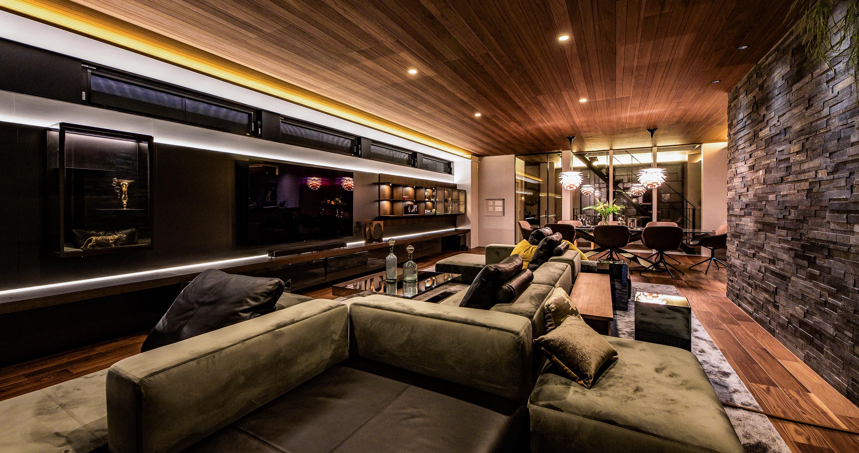 LDKを縦断する間接照明を配したリビング・ダイニング