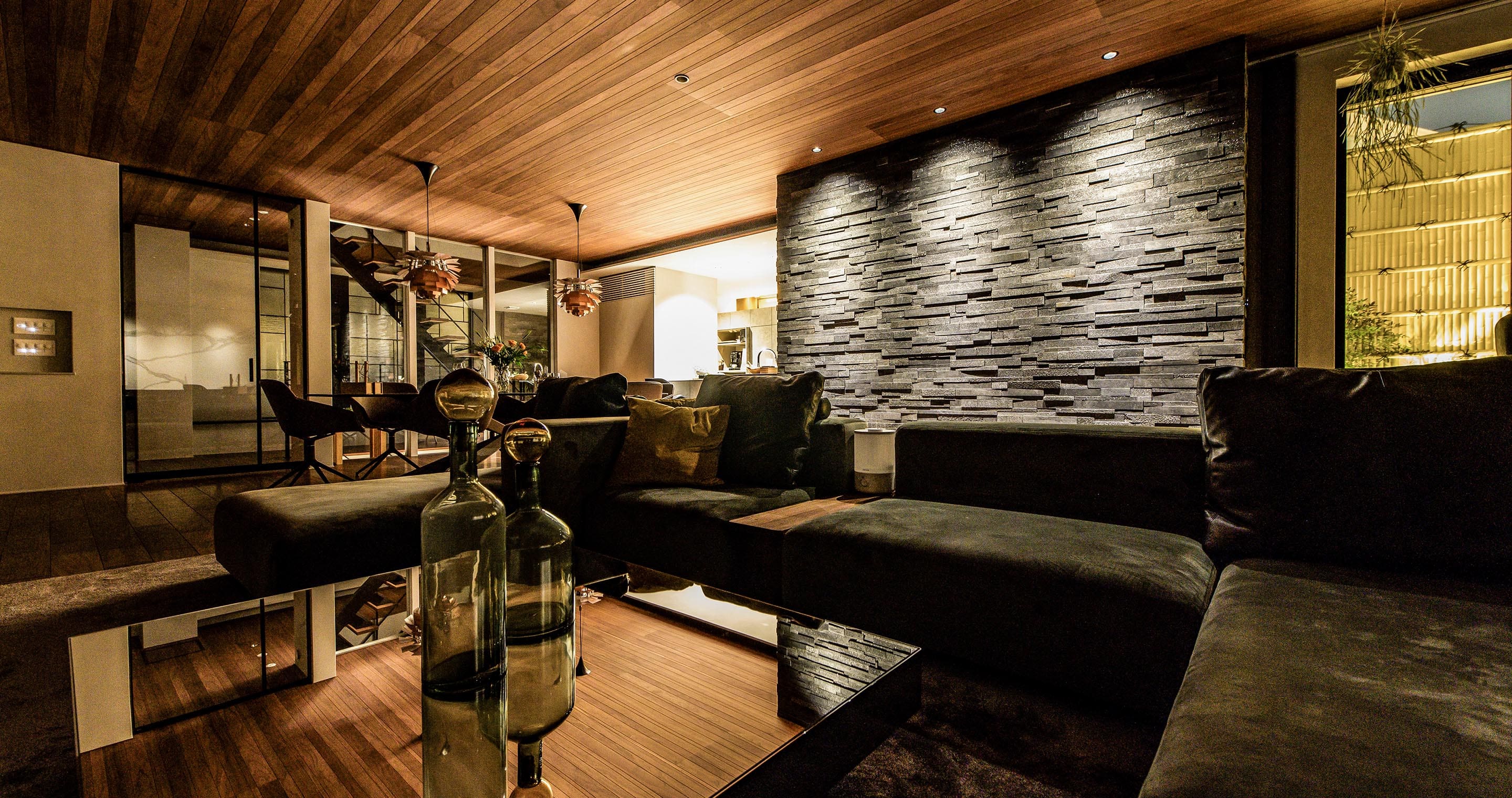 石面に反射した光による癒しのリビング