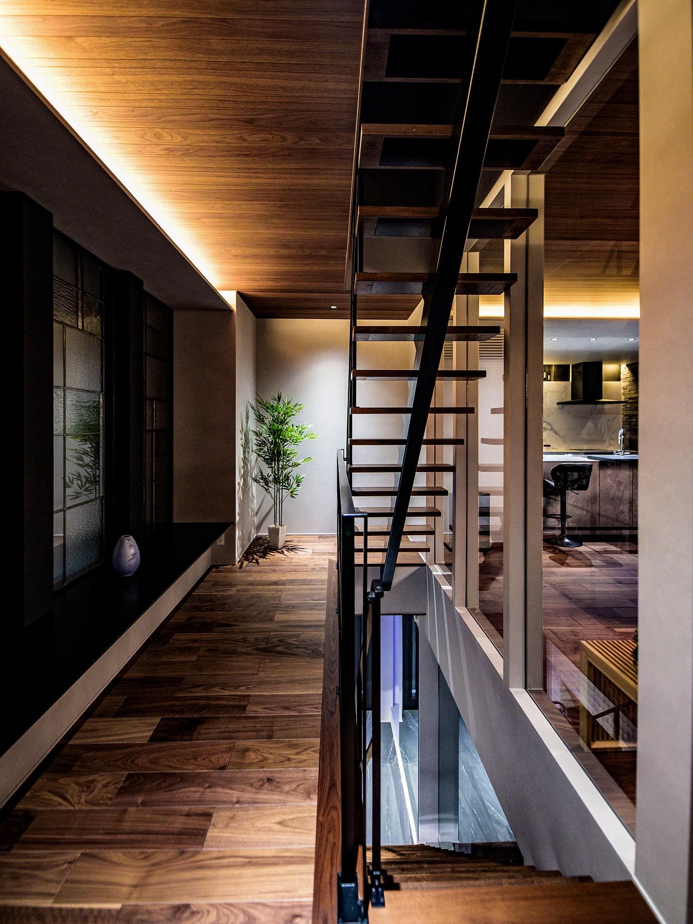 大型FIXガラスとシースルー階段でLDKと一体化されたホール