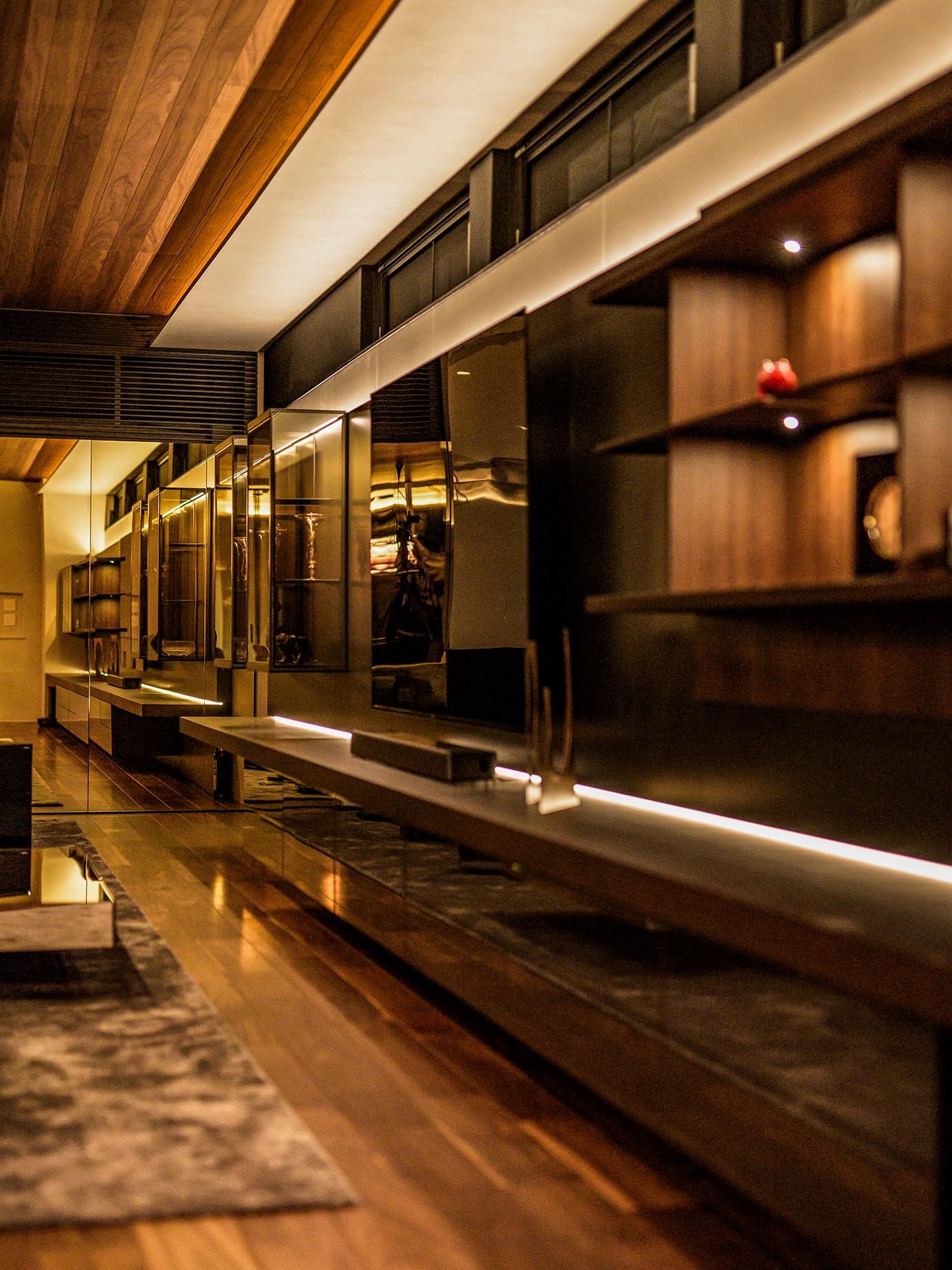 ミラーが連続性を演出する飾り棚