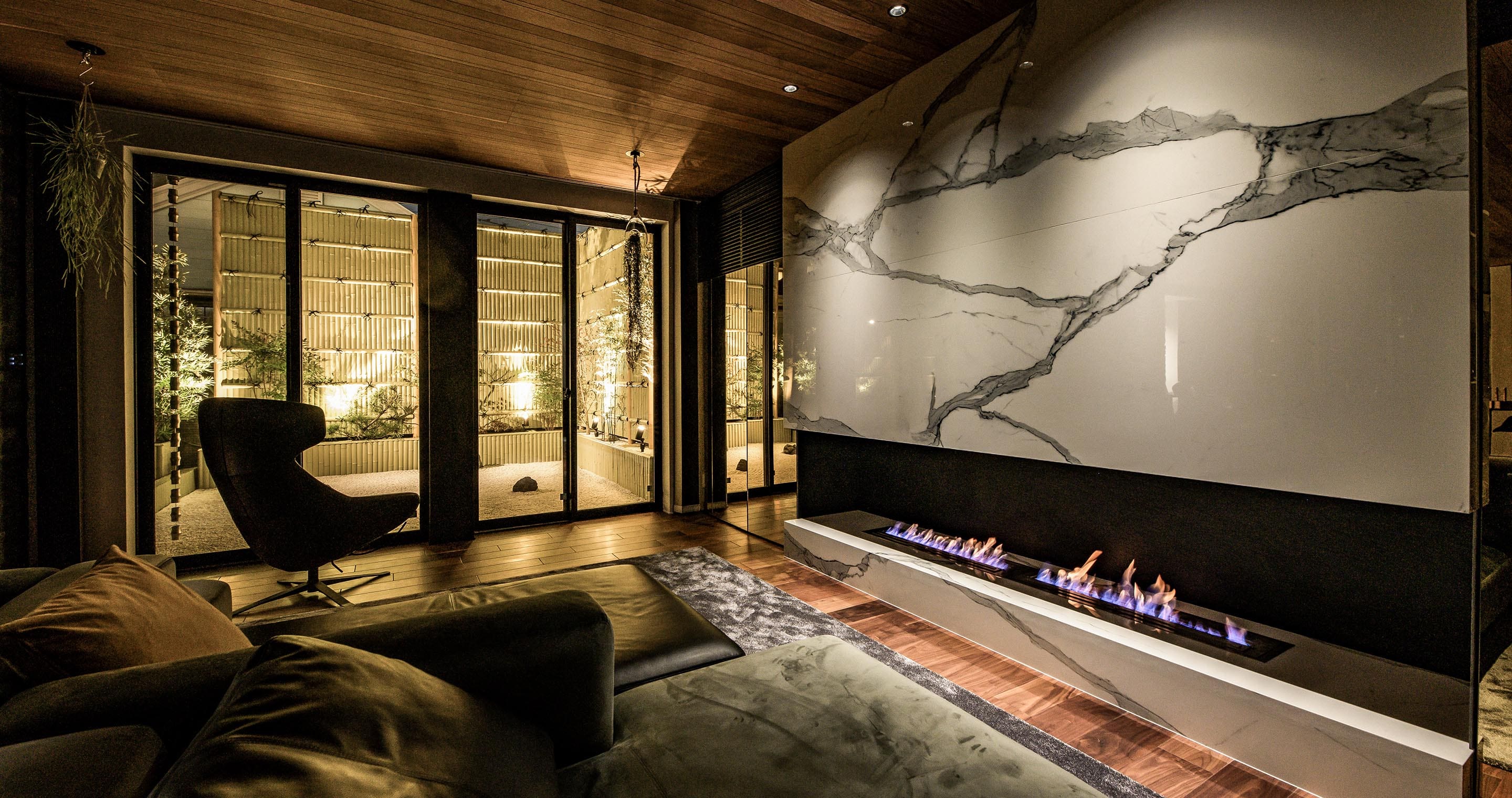 迫力のある大判タイルが迎えるラウンジ