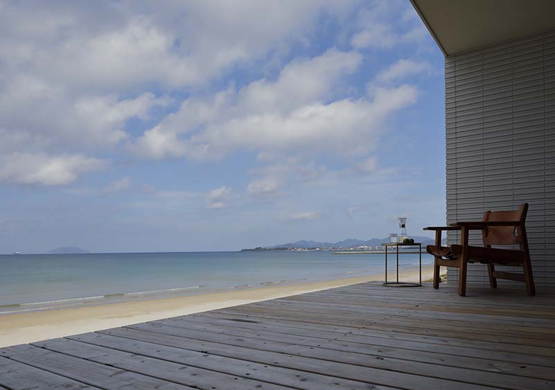 眼前の砂浜と海を家族専用の庭のように楽しむために。デッキは軒で包み込むように。海から戻れば砂浜側からデッキに腰掛けて、ちょっと休憩も。夕暮れ時には沈む夕日を眺め、リラックスできる特等席に。