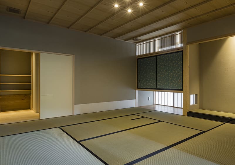 1階に友人を招いて茶会を楽しむ和室を設置。入口を低くしたり、にじり口や茶の湯を設けるなど、本格的な茶室のように設計した。