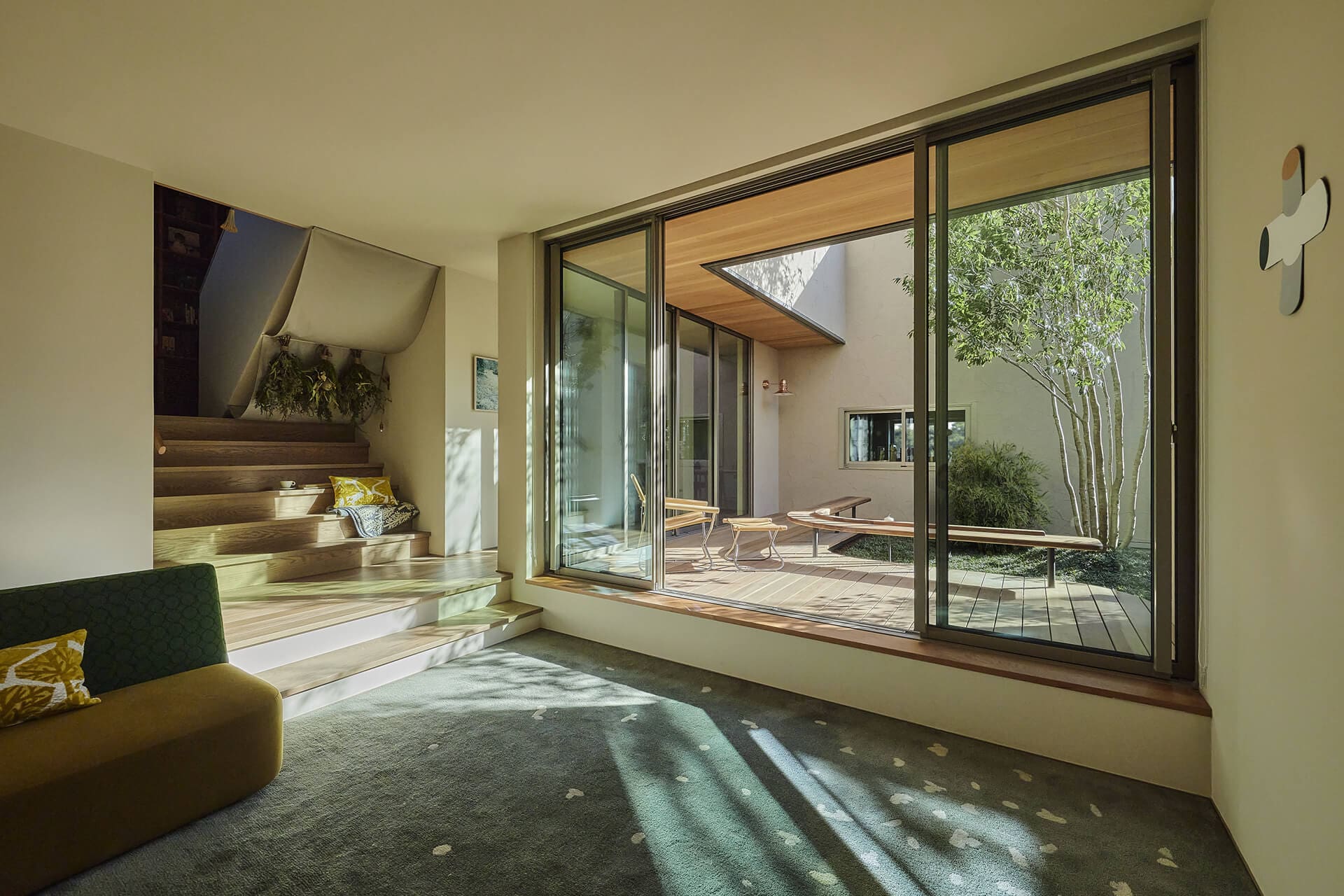 中庭を介して家族の気配を感じる木漏れ日のリビング