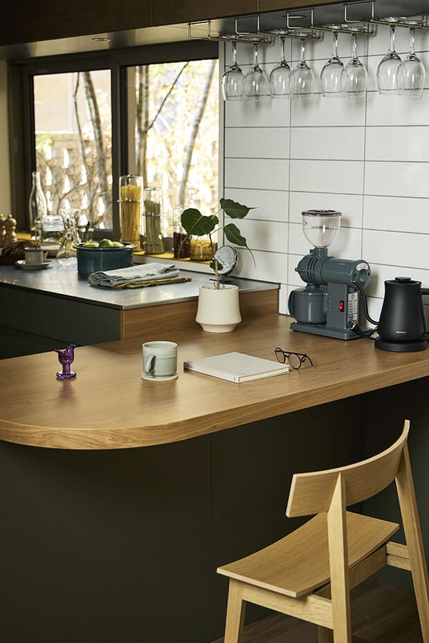 キッチンとダイニングを心地よく繋ぐカウンターテーブルのイドコロ