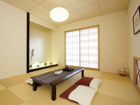 １階主寝室と続き間のモダンな和室は、寝るまでのひと時
趣味などを楽しみながらくつろぐことができます。