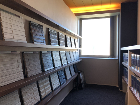 外壁やサッシなど、さまざまな外壁部材のサンプルをご用意しています。新しい住まいをイメージしながら色や質感などをご確認ください。