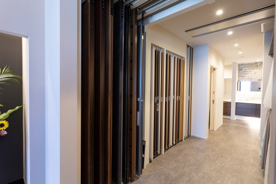 建具やカーテンなど、内装材のサンプルを多彩にご用意しております。