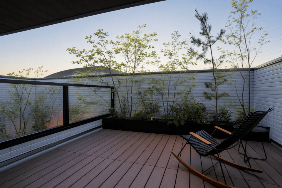寝室から繋がるバルコニーはご夫婦専用のスペースです。１Ｆテラスより空と風をより身近に感じられます。