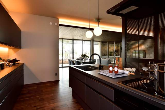 対面式のオープンキッチンはリビング・ダイニングから茶の間和室まで見渡せるゆとりある空間に。