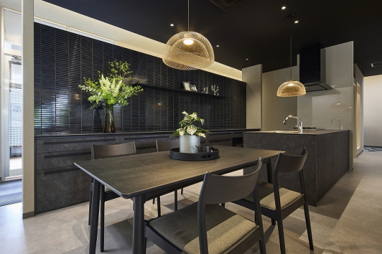 最新の住宅設備を展示しております。カーテンサンプルも多数ご用意しております。