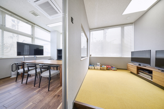 小さなお子様連れのお客様も安心してお打合せができます。授乳室・おむつ交換室もすぐ隣にご用意しています。