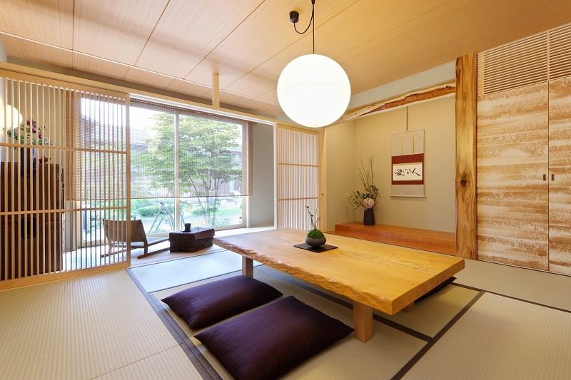 1階玄関脇にある本格和室では、親世帯の寝室の他にもご来客をお招きする客間としての活用もできます。