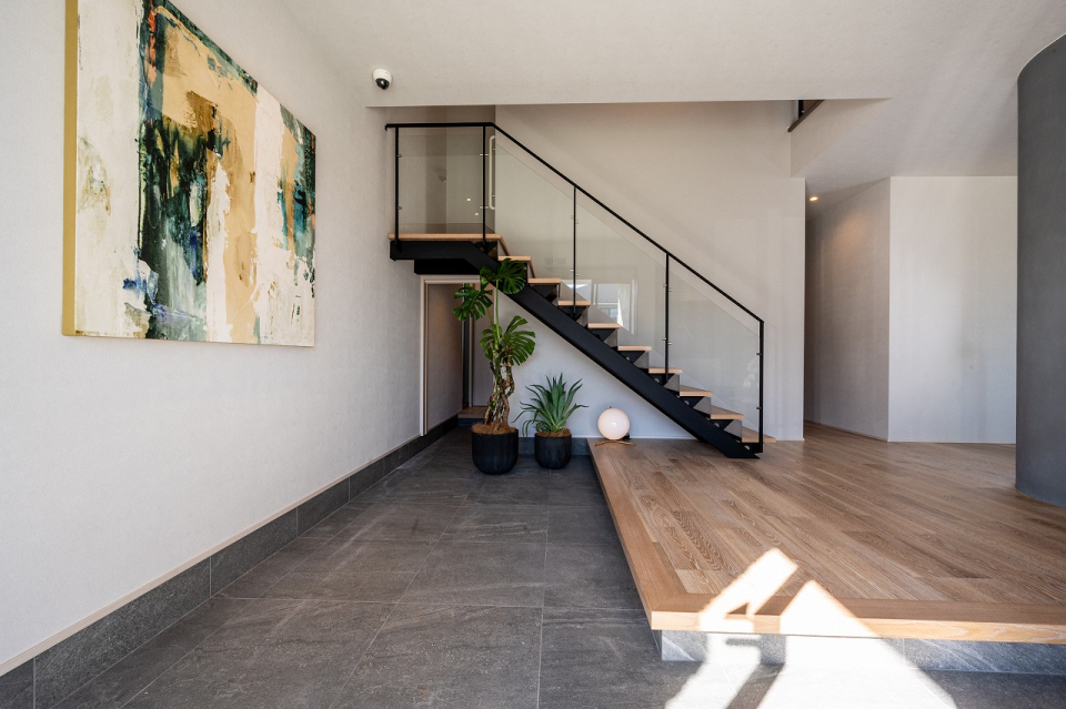 ご家族や来客等で使用する玄関は、Ｌ字型に広くスペースを確保。直接アクセスできるチェンジングルームを配置。さらに手洗いスペースの設置や水回りへの動線も確保しています。