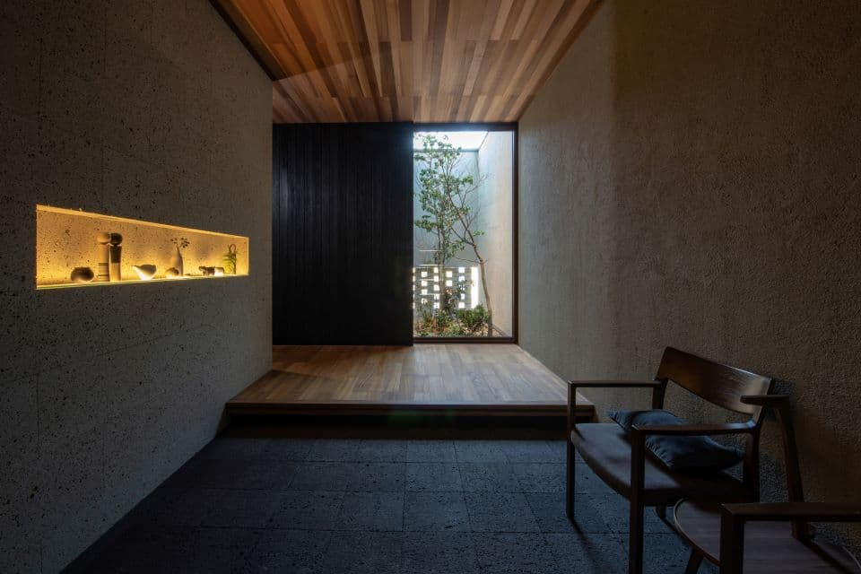 正面に坪庭を配し、また素材感にこだわった玄関は、吹き付け壁に加え、山形県産の高畠石を採用し、特別な空間を提案致します。