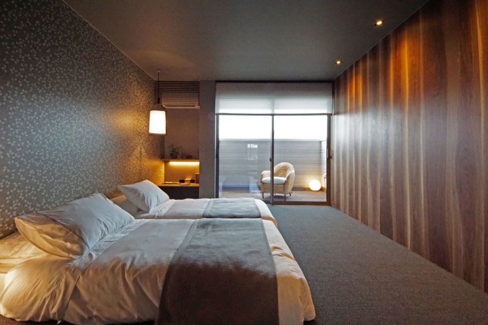 寝室前のハイウォールバルコニーは、プライベートを強めた室内空間を構築します。