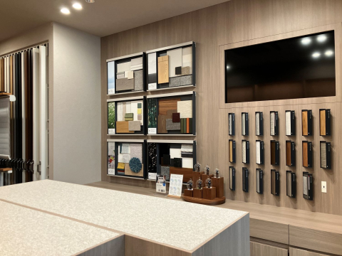 こちらではカーテンのサンプルもご覧頂けます。
見るだけでなく、実際に触ってお選び頂けます。