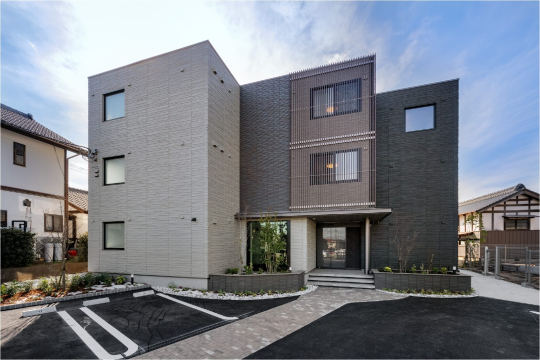 落ち着いた色味の外観とラウンジが高級感を演出。専有部は充実した収納とゆとりあるキッチン・ユニットバス設備で周辺物件との差別化を図りました。敷地内にはドッグランも計画しペットと共に豊かな暮らしを叶えます。

道路から見た見たときに、奥行きを持たせるように建物に凹凸をつけ、立体感を持たせるような外観にしました。