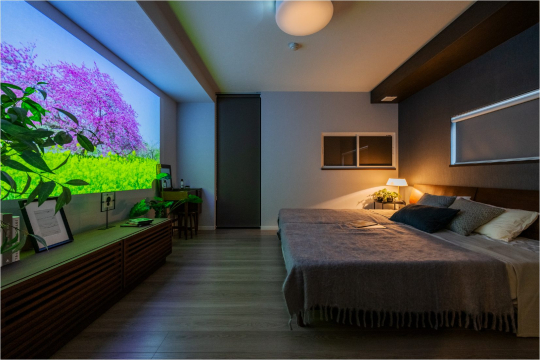 寝室にプロジェクターを設置し、落ち着いた空間で映像を見ることができます。