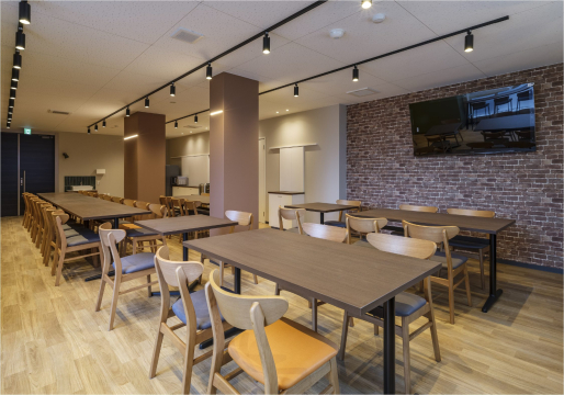 食堂はクロス、照明にもこだわりおしゃれなカフェをイメージ。学生様が集ってパーティーもできる空間になっております。