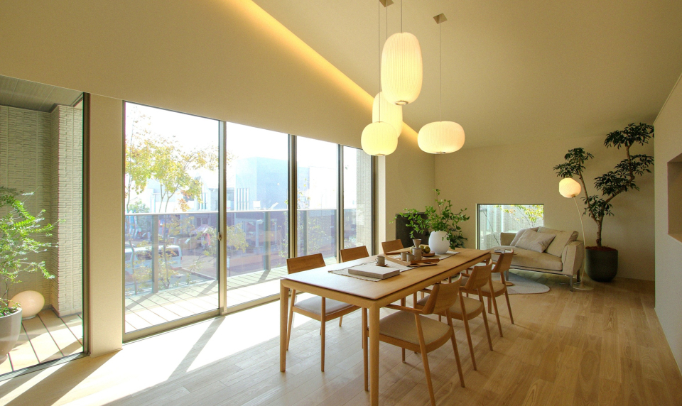 緩やかな片流れ屋根のラインを活かした吹き抜けを中心に、開放感と心地よさを両立させた空間を実現。那須の穏やかな自然や広がりある風土を受けとめ、心地よいゆとりを感じる平屋の暮らしを提案します。