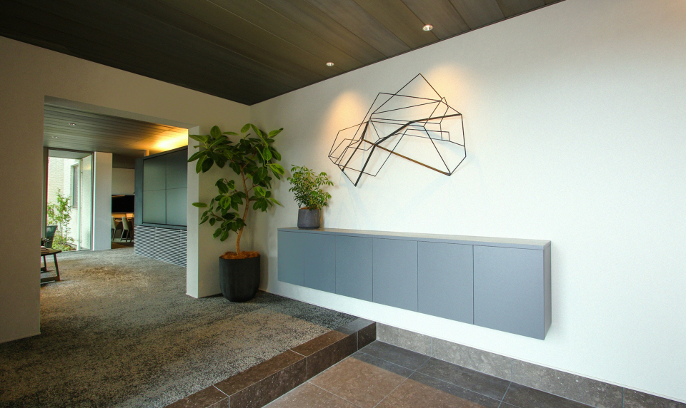 玄関ポーチから室内まで続く、当社オリジナル外壁の「ダインコンクリート」と浮造りの天井材が、エントランスからリビング、そしてテラスへの連続性を実現。屋内外のつながりを無意識に感じさせ、空間に広がりをもたらします。