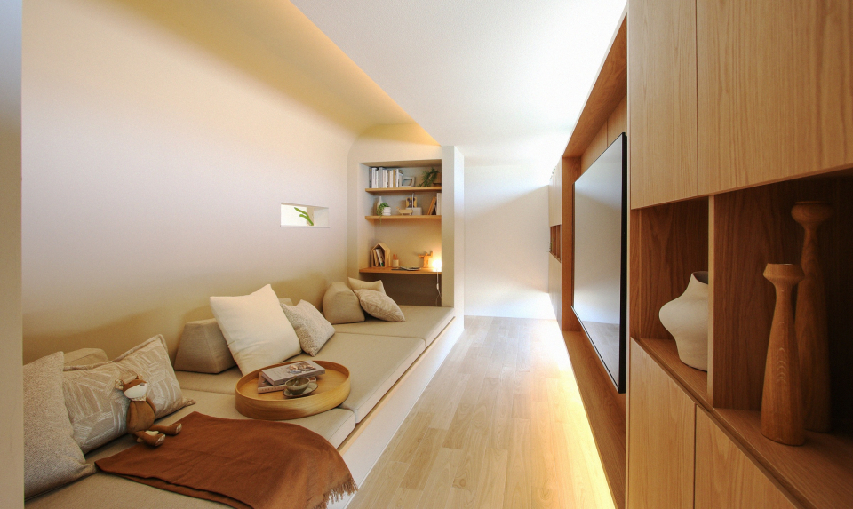 家族が自然とあつまるくつろぎリビングヌック。家族の気配を感じながらも囲まれた感覚で、落ち着いた空間。キッチンとの間のくりぬきからは、いつでも家族とコミュニケーションをとることができます。ぜひ一度、腰掛けてみてください。