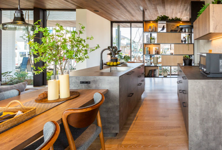 家族での分担がしやすく、振り返るだけで違う作業が楽に行えるセパレートキッチン。料理をしながら家族とコミュニケーションをとることができます。