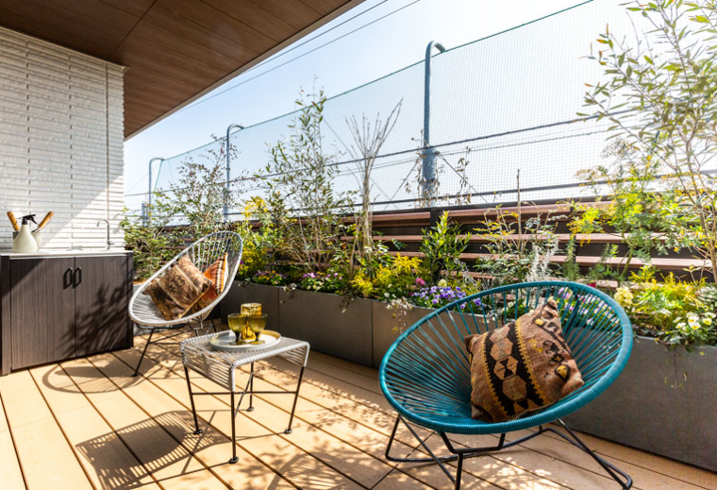 室内と一体的につながる2階のテラス。外からの視線を気にせず、贅沢な時間を楽しむことができます。