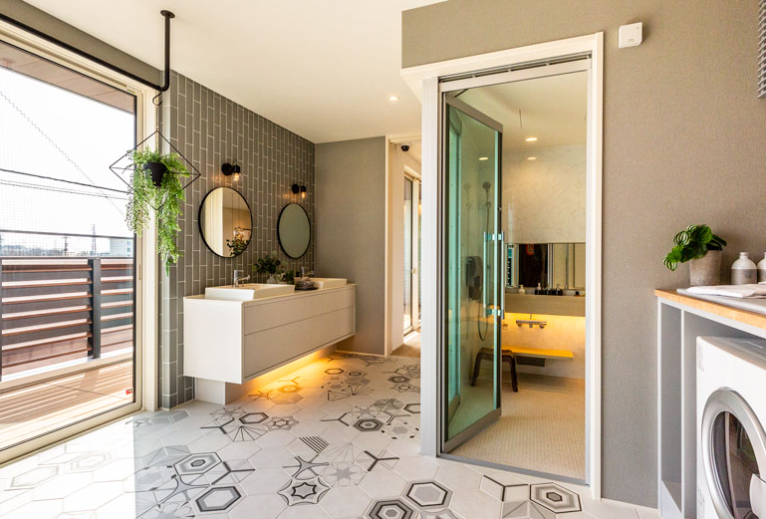 共働き家族に最適な室内干しスペースを兼ねた広々としたスペース。生活動線が考えられた暮らしの提案がここにあります。