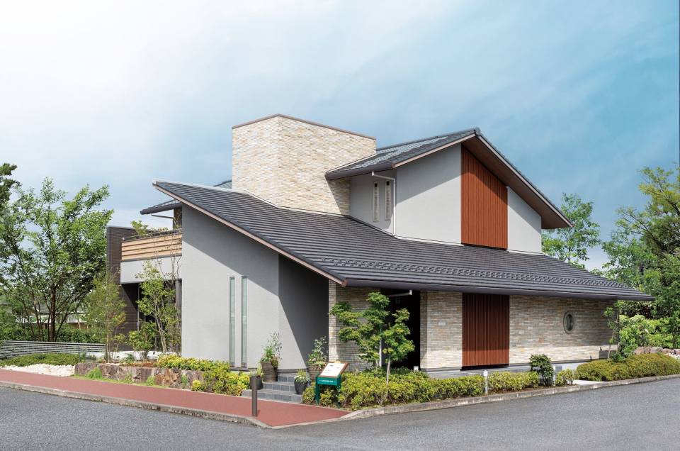 緩やかな4寸勾配屋根と深い軒。「木調縦格子飾り」や味わい深い自然石などもご用意し、本物の素材感を持つ様々なアイテムで木の家へのこだわりにお応えします。
