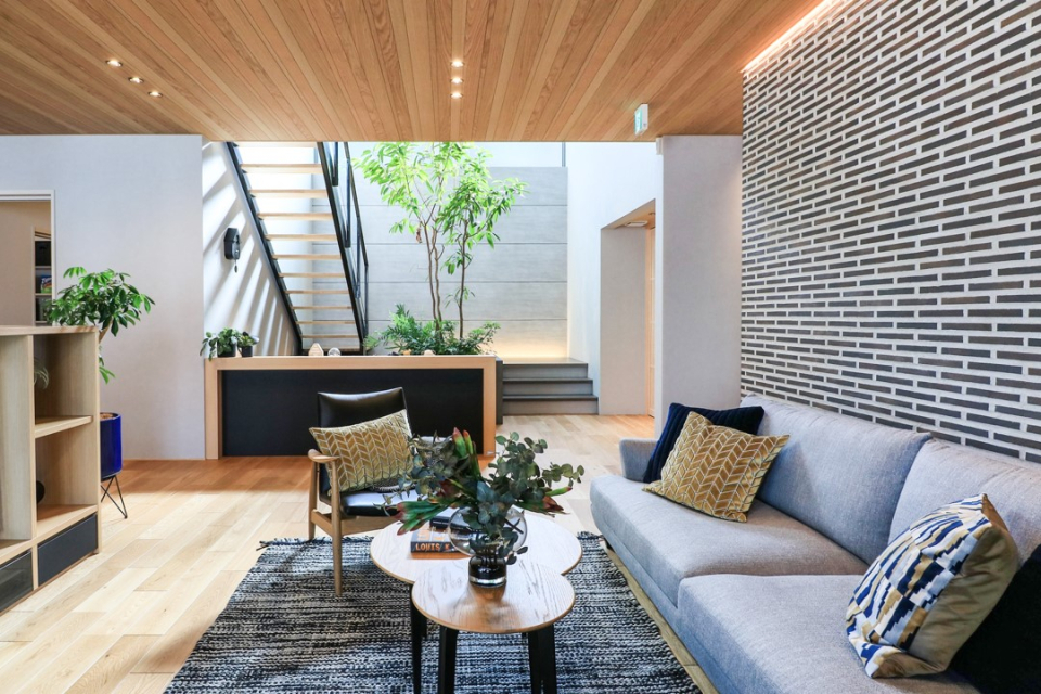 LDK8.5m×5.5mの無柱空間を表現したファミリースイート。屋外庭とシームレスにつながり、軒下の中間領域を介して風景を室内空間に取り込みます。