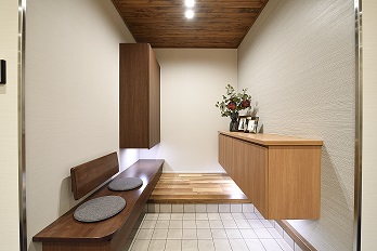 住まいの顔であり、人を送り出し、優しく迎えてくれる玄関。玄関デザインのバリエーションとともに、シューズクロークや、造作棚、ベンチといったアイデアをリアルサイズで展示しております。