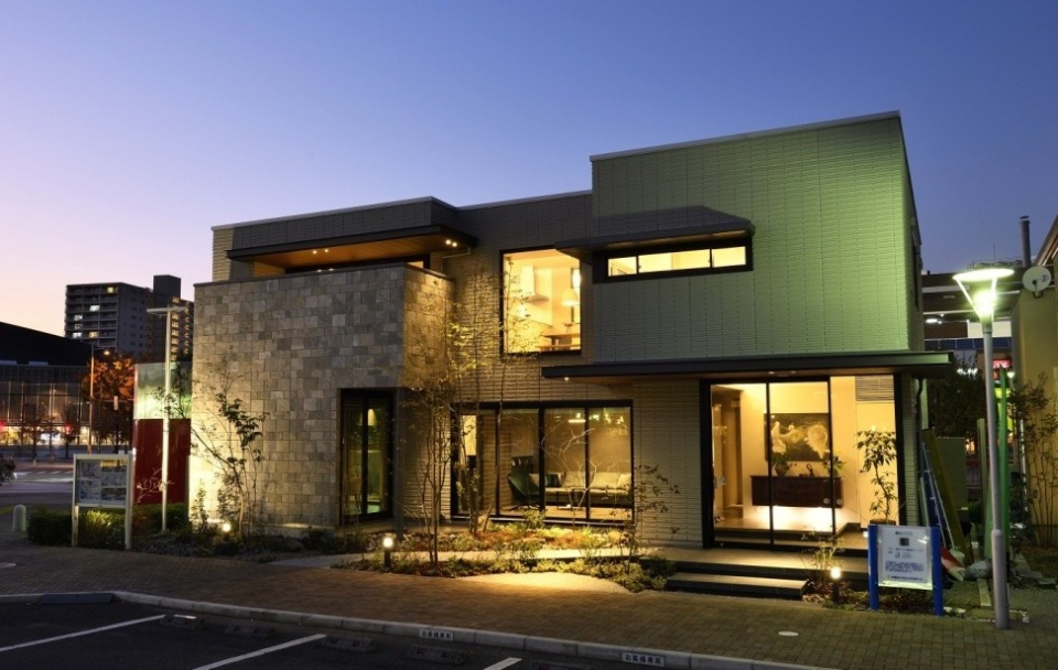 モダンな外観の２世帯住宅です。
オリジナル外壁ダインコンクリートと天然石貼が上品に組み合わさり、高級感溢れる外観となっています。